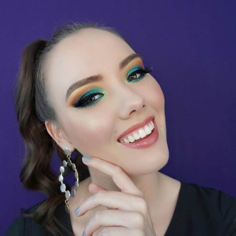 Maquillaje de ojos con sombra naranja y delineado verde para resaltar ojos marrones