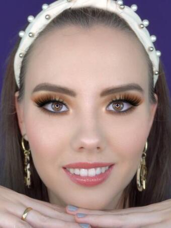 Ejemplo de maquillaje soft glam con ojos difuminados y piel natural